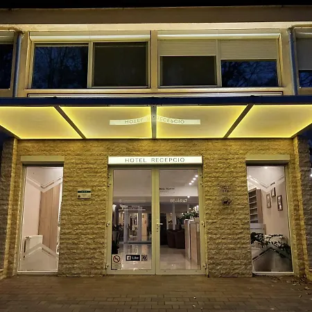 Oereg-to Es Rendezvenyter Otel Tata